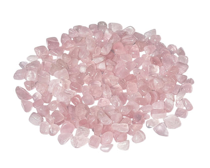 Ansicht von vorn: Rosenquarz Trommelsteine auf weißem Hintergrund