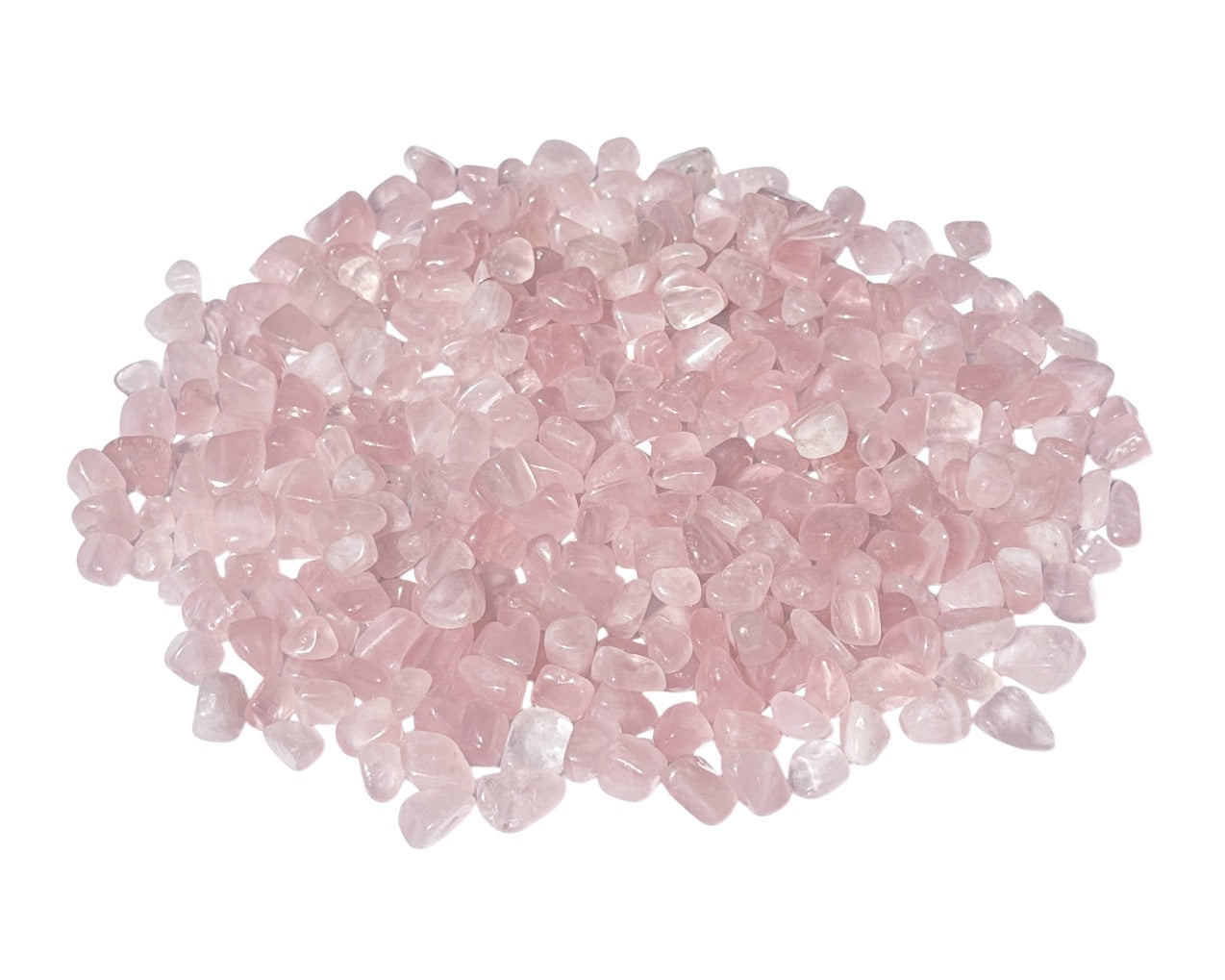 Vielzahl an Rosenquarz Trommelsteinen auf weißem Hintergrund