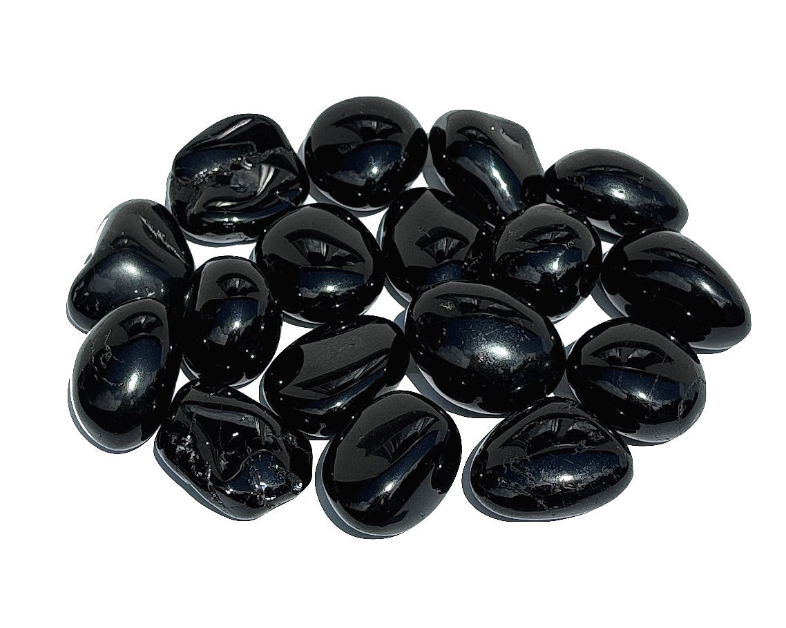 Ansicht von vorn: Turmalin Trommelsteine auf weißem Hintergrund