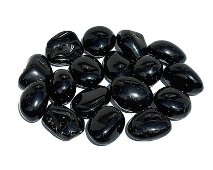 Ansicht von vorn: Turmalin Trommelsteine auf weißem Hintergrund