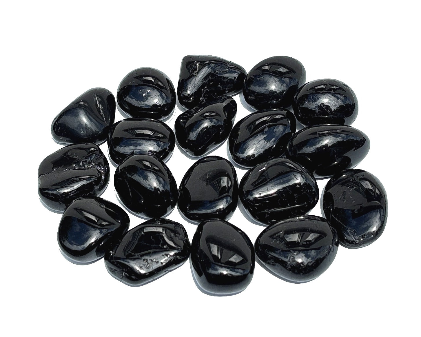 Ansammlung von Turmalin Trommelsteinen auf weißem Hintergrund