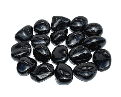 Ansammlung von Turmalin Trommelsteinen auf weißem Hintergrund