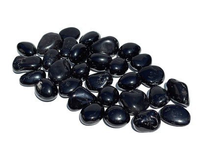 Vorderansicht: Ansammlung von Turmalin Trommelsteine auf weißem Hintergrund