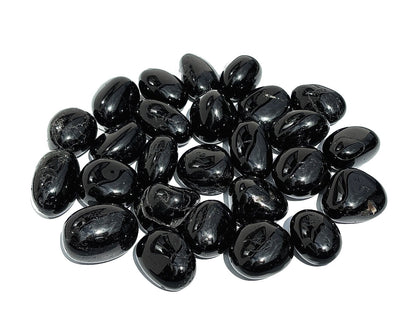 Ansicht von vorn: Turmalin Trommelsteine auf weißem Hintergrund