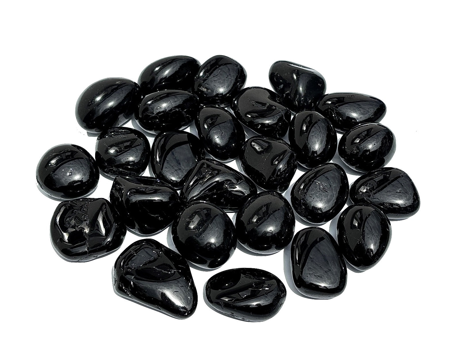 Ansammlung von Turmalin Trommelsteinen auf weißem Hintergrund