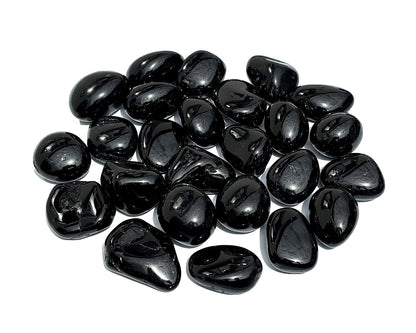 Ansammlung von Turmalin Trommelsteinen auf weißem Hintergrund