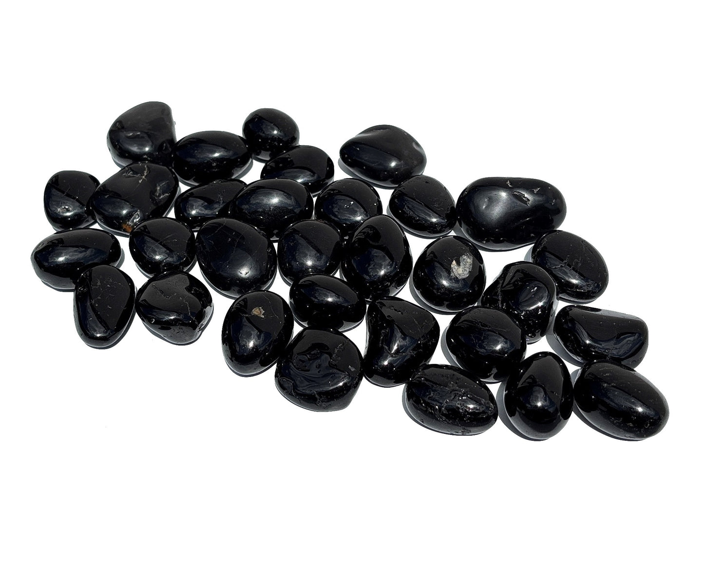 Vorderansicht: Ansammlung von Turmalin Trommelsteine auf weißem Hintergrund