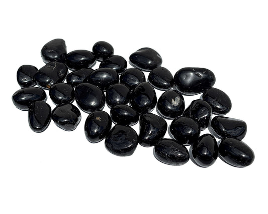 Vorderansicht: Ansammlung von Turmalin Trommelsteine auf weißem Hintergrund