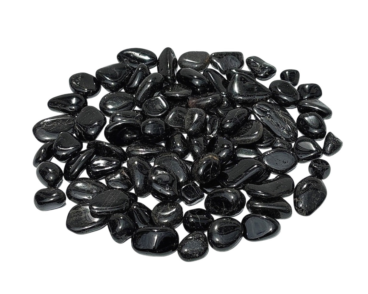 Ansicht von vorn: Turmalin Trommelsteine auf weißem Hintergrund