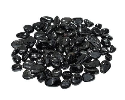 Ansicht von vorn: Turmalin Trommelsteine auf weißem Hintergrund