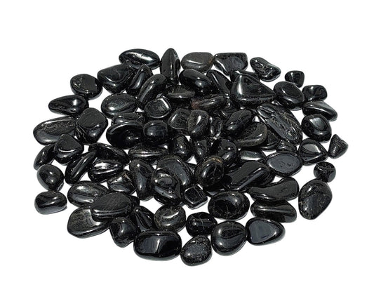 Ansicht von vorn: Turmalin Trommelsteine auf weißem Hintergrund