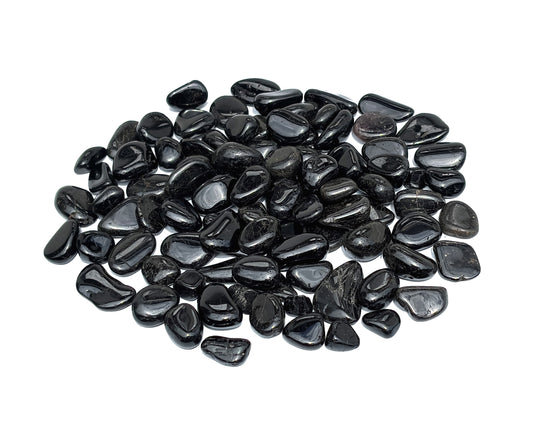 Ansammlung von Turmalin Trommelsteinen auf weißem Hintergrund