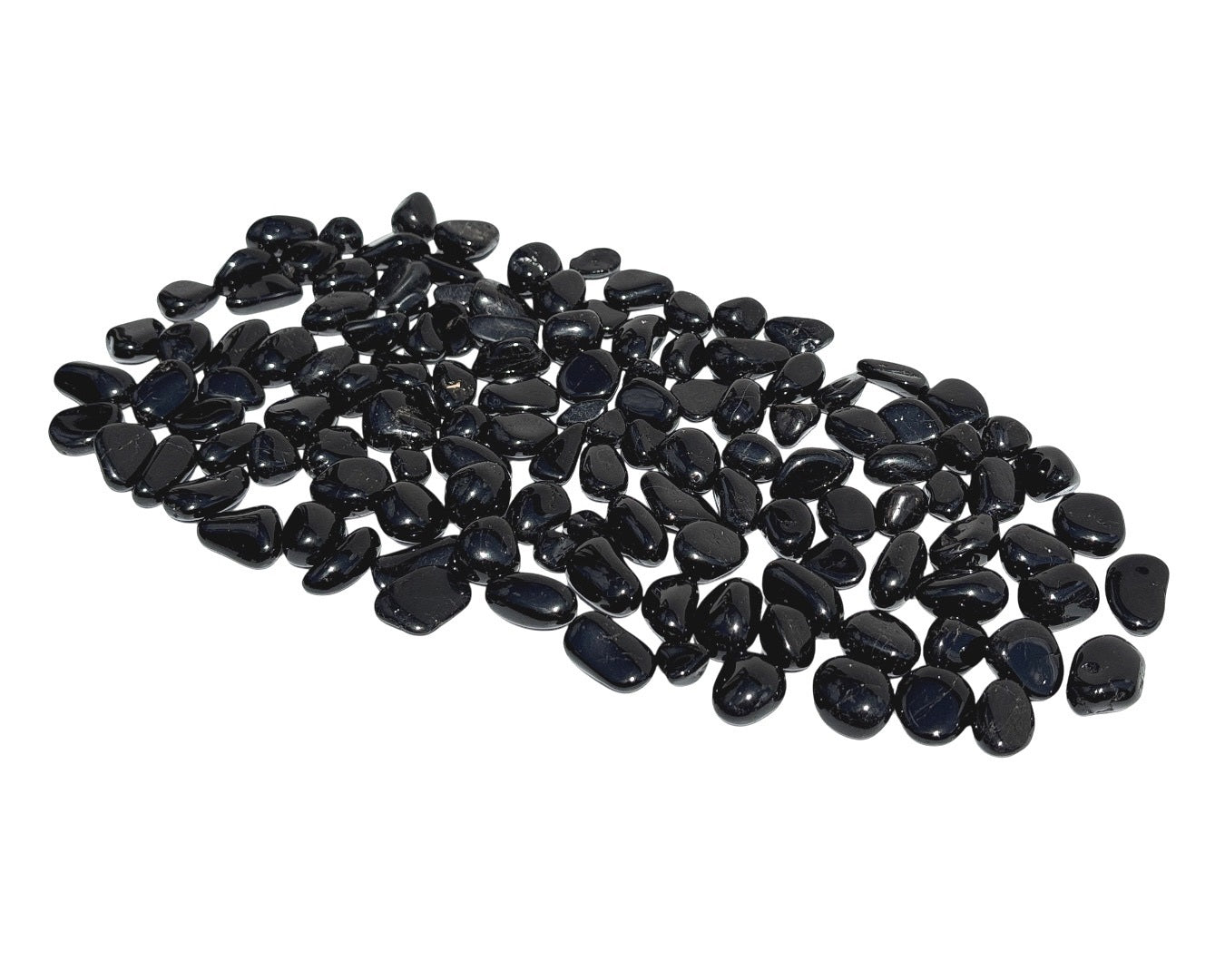 Vorderansicht: Ansammlung von Turmalin Trommelsteine auf weißem Hintergrund