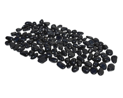 Vorderansicht: Ansammlung von Turmalin Trommelsteine auf weißem Hintergrund