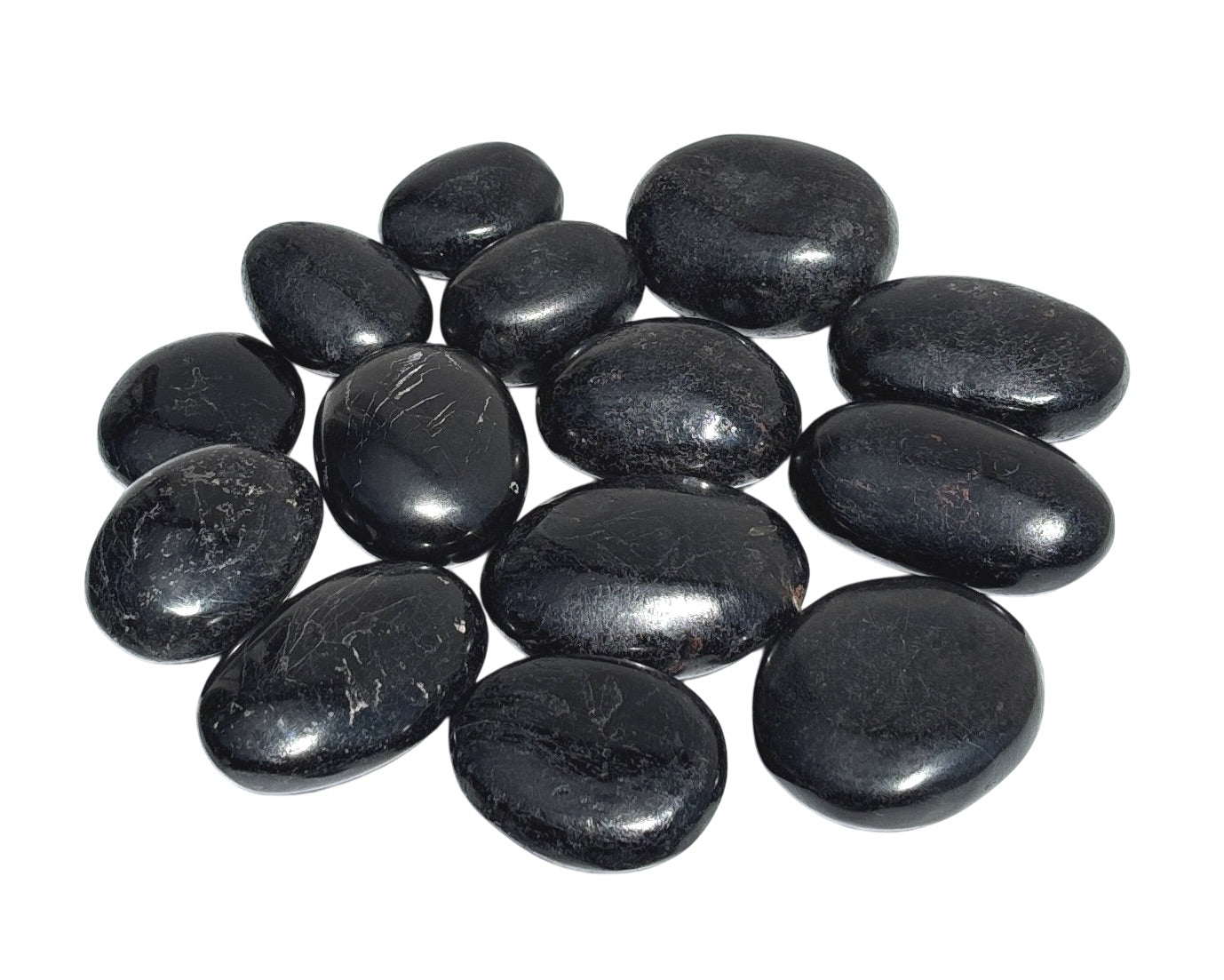 Ansammlung von Turmalin Trommelsteinen auf weißem Hintergrund