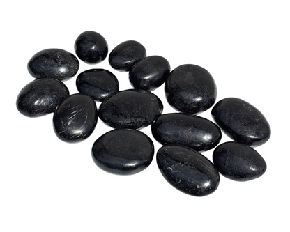 Vorderansicht: Ansammlung von Turmalin Trommelsteine auf weißem Hintergrund