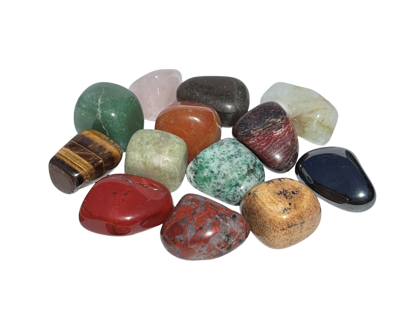 Ansammlung von bunten Trommelsteinen auf weißem Hintergrund