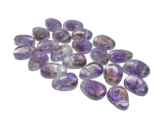 Vorderansicht: Ansammlung von Ametrin Anhängern mit Band auf weißem Hintergrund