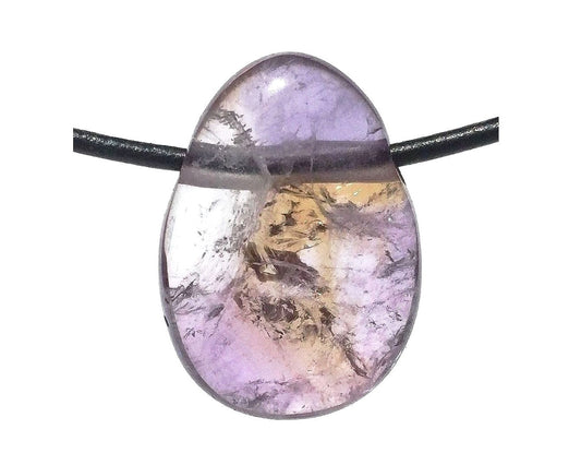 Vorderansicht: Ametrin Anhänger mit Band auf weißem Hintergrund