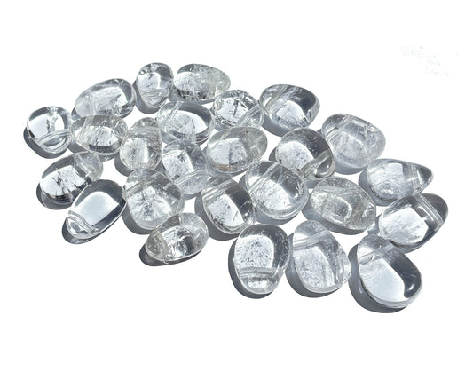 Vorderansicht: Ansammlung von Bergkristall Anhängern mit Band auf weißem Hintergrund