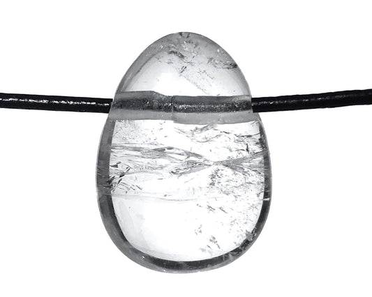 Vorderansicht: Bergkristall Anhänger mit Band auf weißem Hintergrund