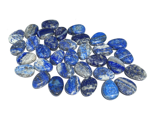 Vorderansicht: Ansammlung von Lapislazuli Anhängern mit Band auf weißem Hintergrund