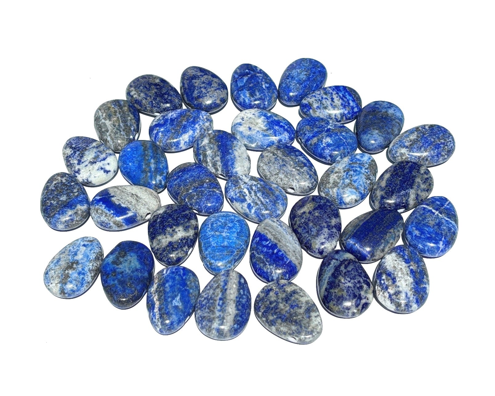 Vielzahl an Laspislazuli Anhängern in blauer Farbe auf weißem Hintergrund