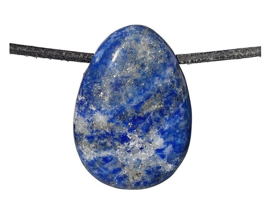 Vorderansicht: Lapislazuli Anhänger mit Band auf weißem Hintergrund