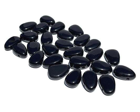 Vorderansicht: Ansammlung von Obsidian Anhängern mit Band auf weißem Hintergrund