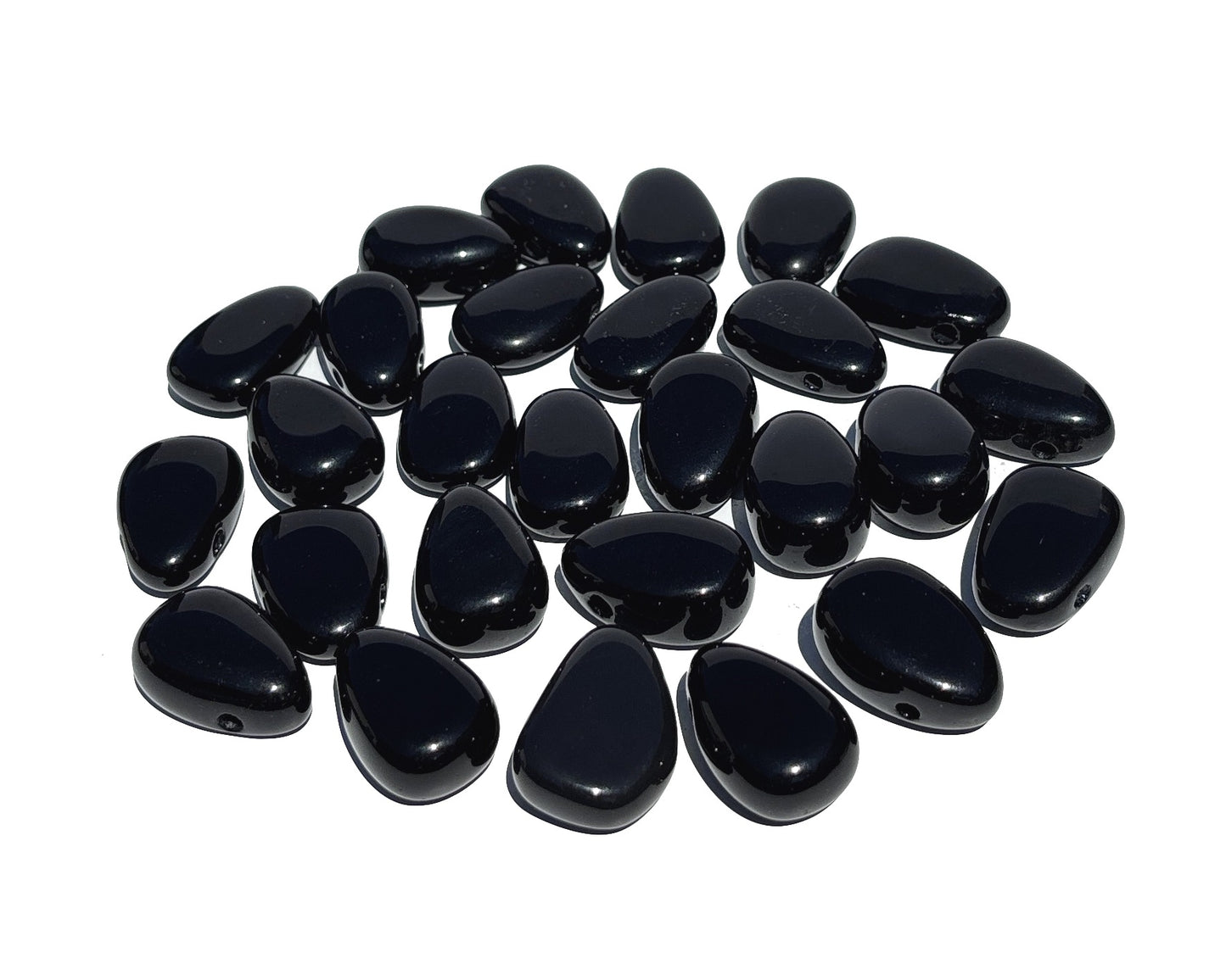 Vielzahl an Obsidian Anhängern in schwarzer Farbe auf weißem Hintergrund