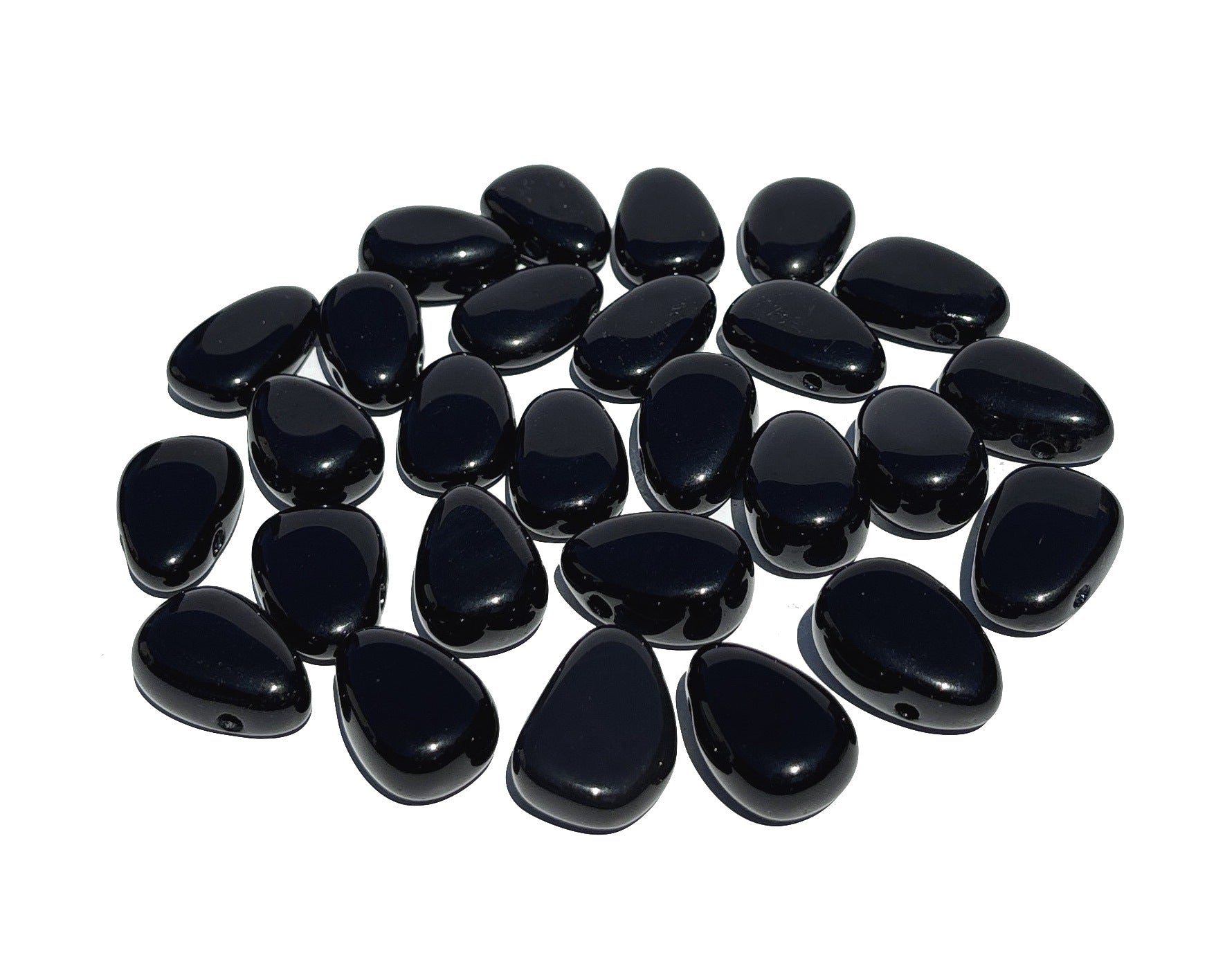 Vielzahl an Obsidian Anhängern in schwarzer Farbe auf weißem Hintergrund