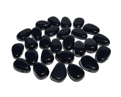 Vielzahl an Obsidian Anhängern in schwarzer Farbe auf weißem Hintergrund