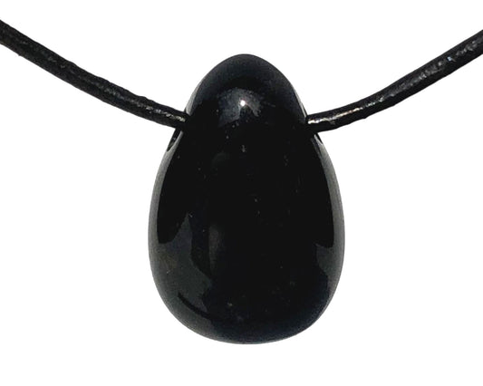 Vorderansicht: Obsidian Anhänger mit Band auf weißem Hintergrund
