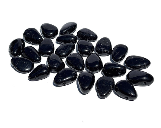 Vorderansicht: Ansammlung von Turmalin Anhängern mit Band auf weißem Hintergrund