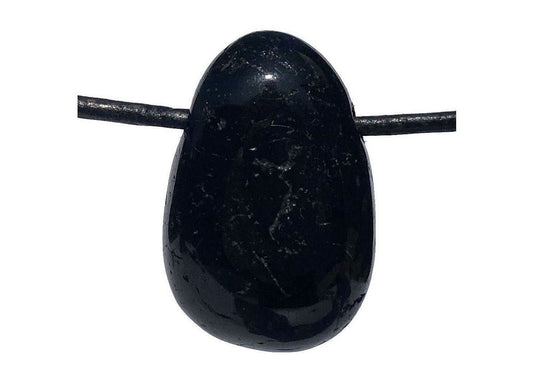 Vorderansicht: Turmalin Anhänger mit Band auf weißem Hintergrund