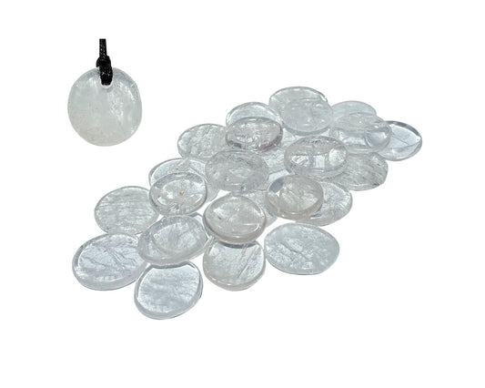 Bergkristall Scheibenstein und einen Anhänger auf weißem Hintergrund