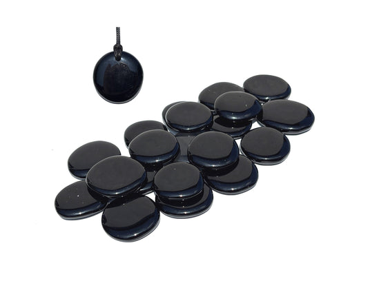 Obsidian Scheibenstein und einen Anhänger auf weißem Hintergrund