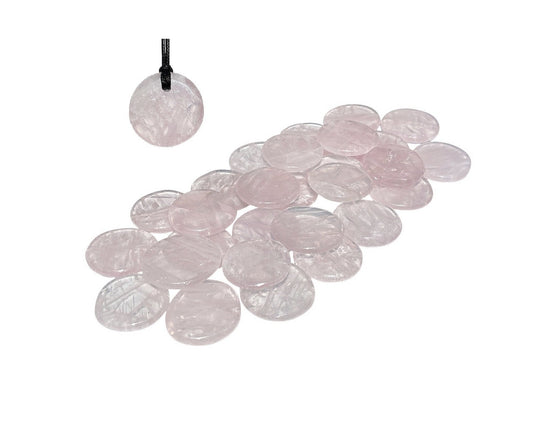 Rosenquarz Scheibenstein und einen Anhänger auf weißem Hintergrund