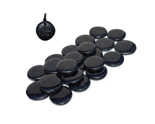 Turmalin Scheibenstein und einen Anhänger auf weißem Hintergrund