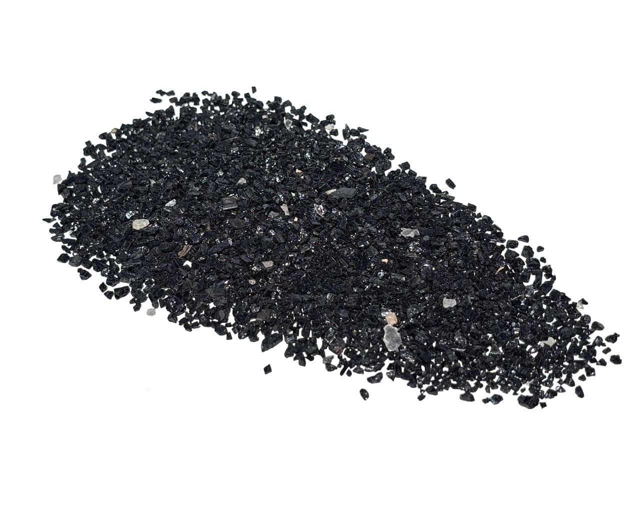 Vorderansicht: Vielzahl an Turmalin Kristallen auf weißem Hintergrund