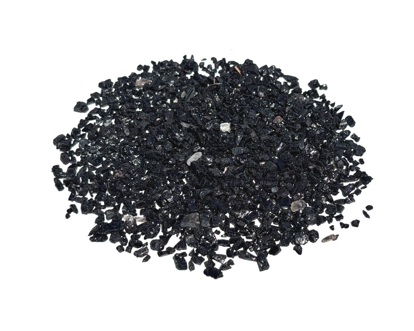 Vorderansicht einer Vielzahl von schwarzen Turmalin Rohsteinen als Granulat auf weißem Hintergrund
