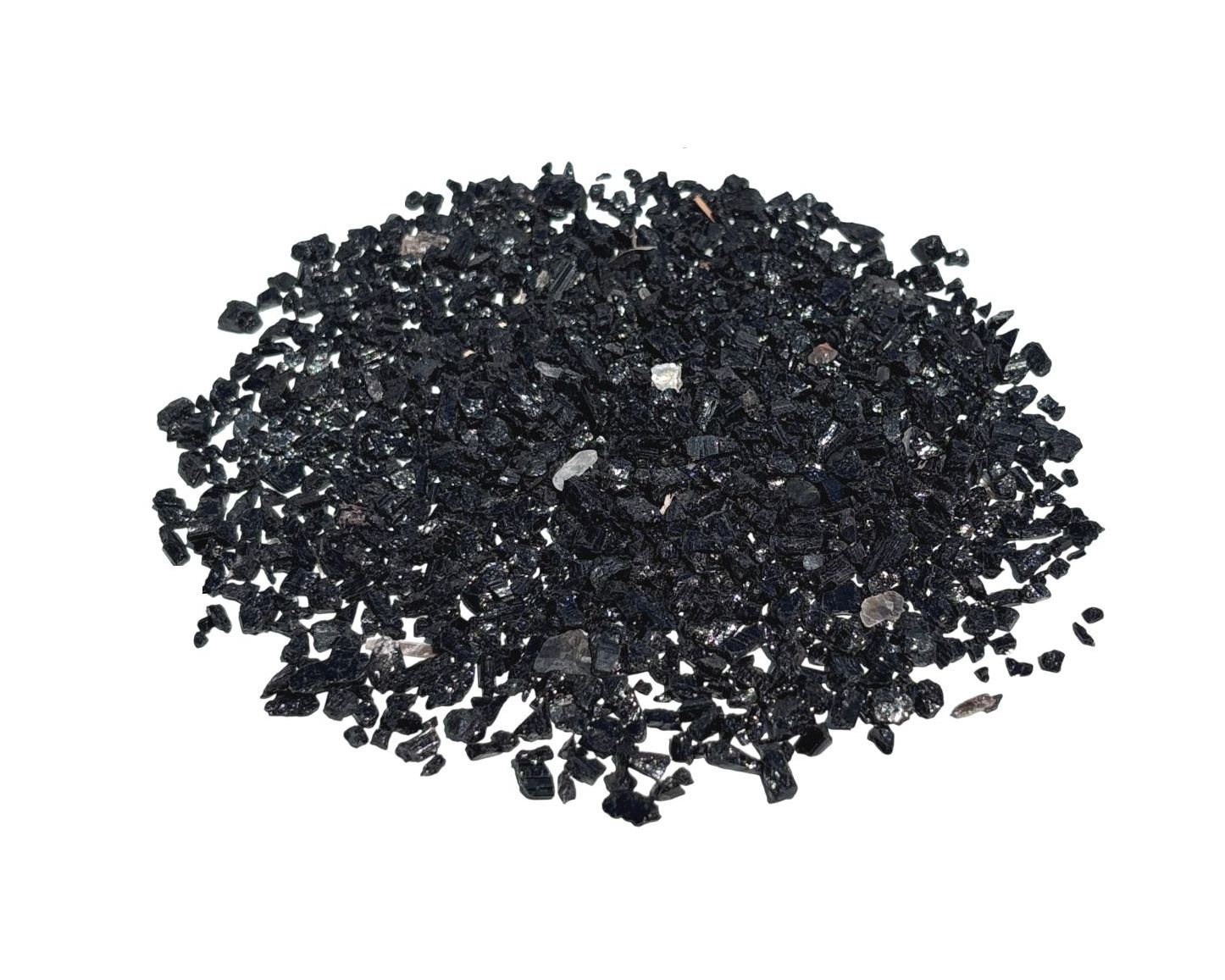 Vorderansicht einer Vielzahl von schwarzen Turmalin Rohsteinen als Granulat auf weißem Hintergrund