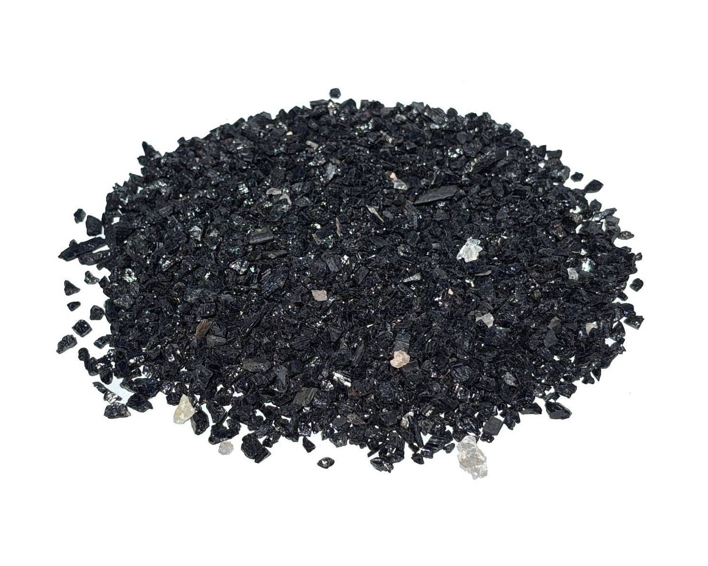 Ansammlung natürlicher Turmalin Schörl Kristalle auf weißem Hintergrund