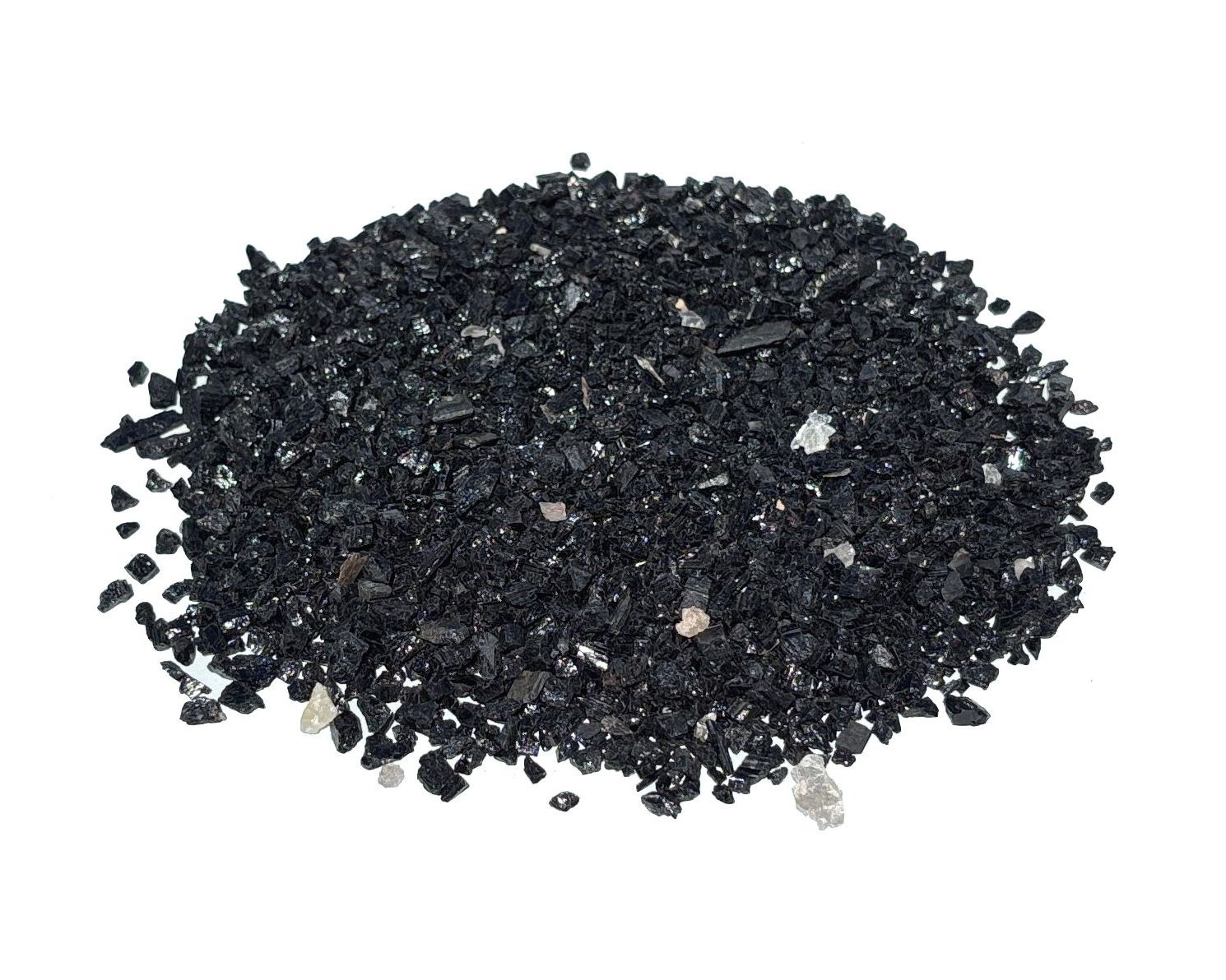 Ansammlung natürlicher Turmalin Schörl Kristalle auf weißem Hintergrund