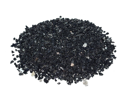 Ansammlung natürlicher Turmalin Schörl Kristalle auf weißem Hintergrund