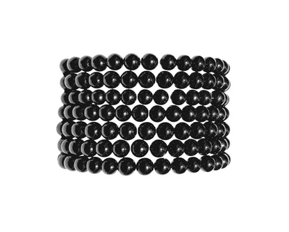 Queransicht: schwarzes Turmalin Armband mit runden Kugeln auf weißem Hintergrund