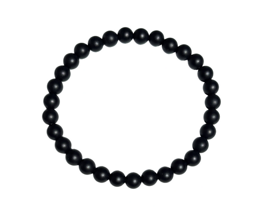 schwarzes Turmalin Armband mit runden Kugeln auf weißem Hintergrund