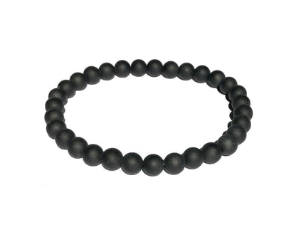 schwarzes Turmalin Armband mit runden Kugeln auf weißem Hintergrund