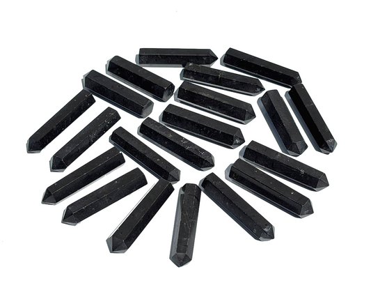 Vielzahl an Turmalin Spitzen auf weißem Hintergrund