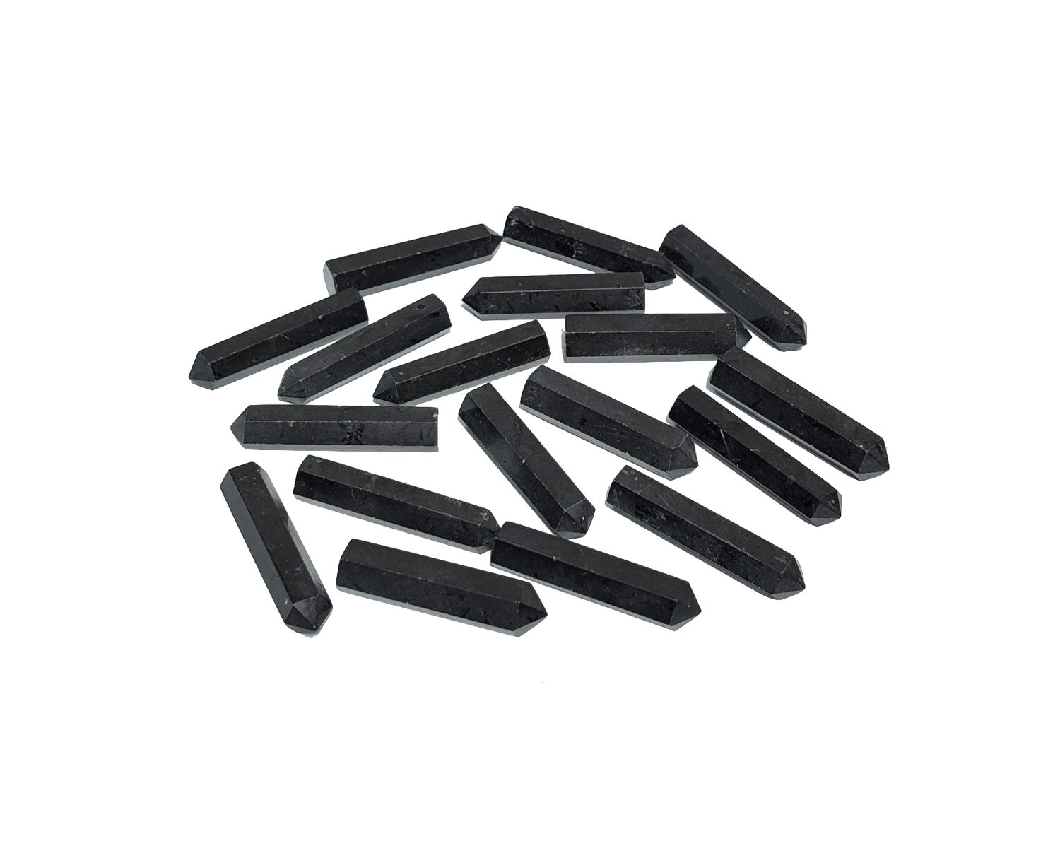 Ansammlung an Turmalin Spitzen auf weißem Hintergrund